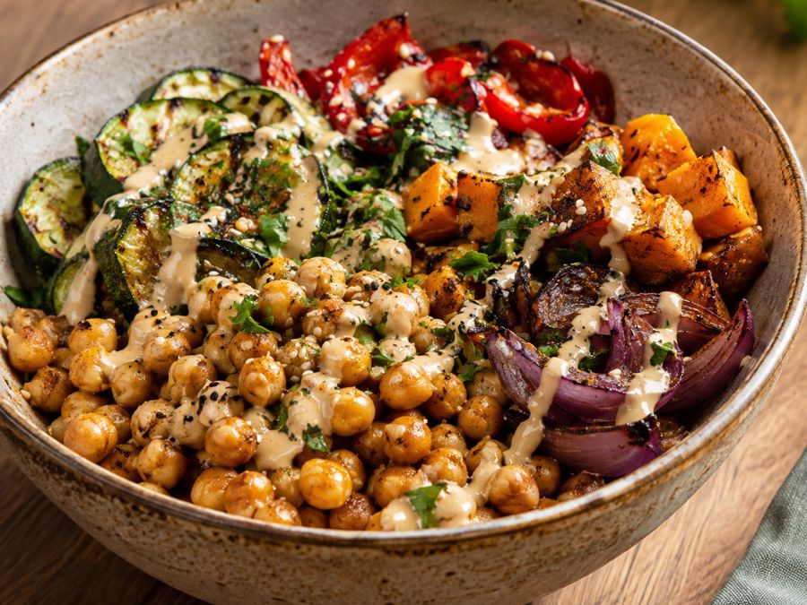 Bowl de grão-de-bico com legumes assados e molho de tahine